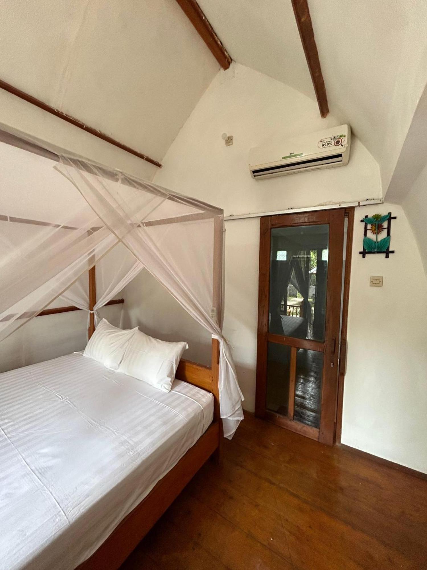 We'Be Cottages Gili Meno Room photo